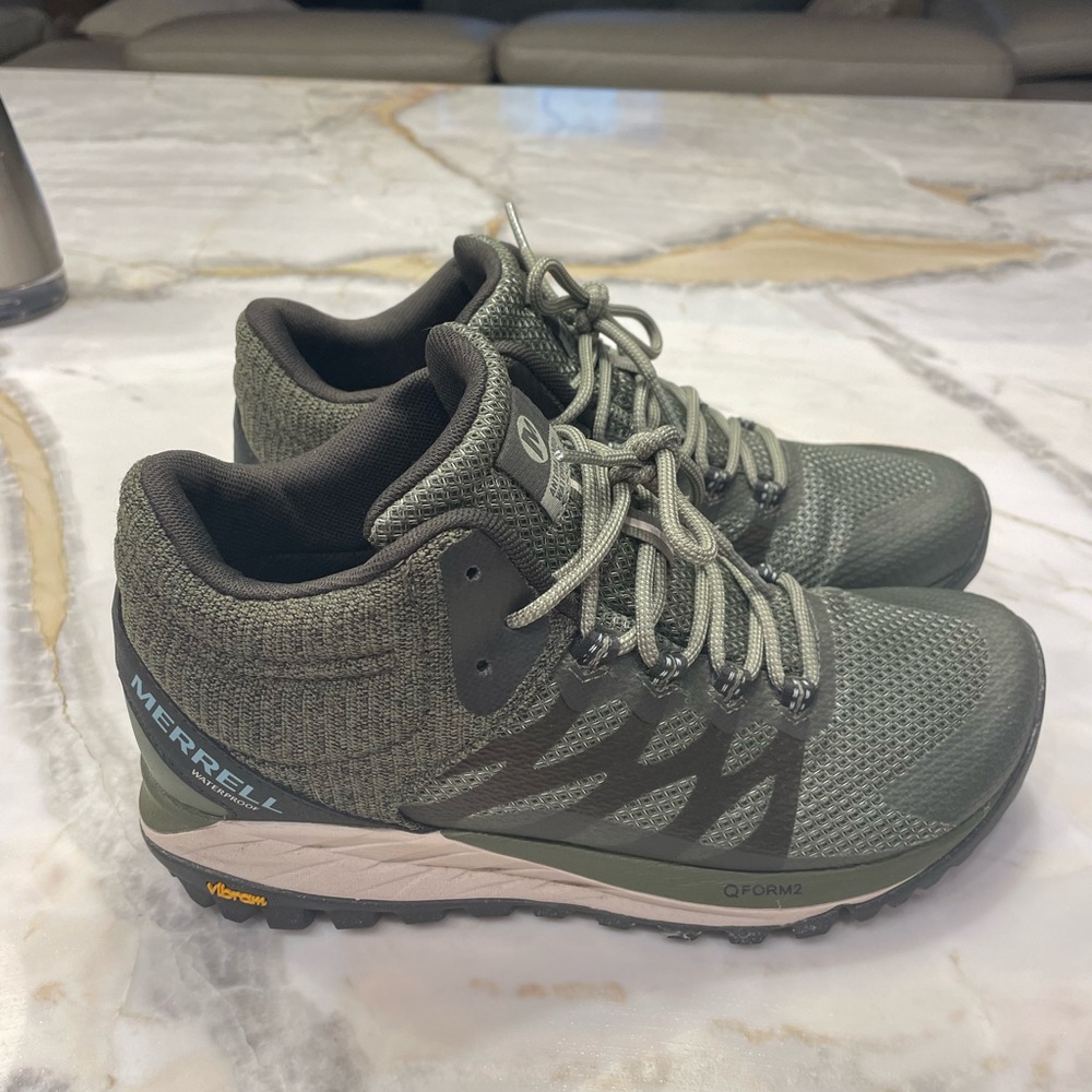 Womens Merrell hiking sneaker